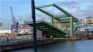 Wegen Routine- und Wartungsarbeiten ist die Klappbrücke an der Schleusenstraße am Freitag zeitweise gesperrt.