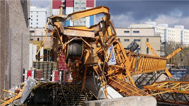 Bilder des Tages Wegen starken Windes ist in Potsdam ein etwa 30 Meter hoher Baukran umgekippt. Der Kran liegt auf der Baustelle der Stiftung Preußische Schlösser und Gärten neben dem Zentralen Kunstgutdepot.