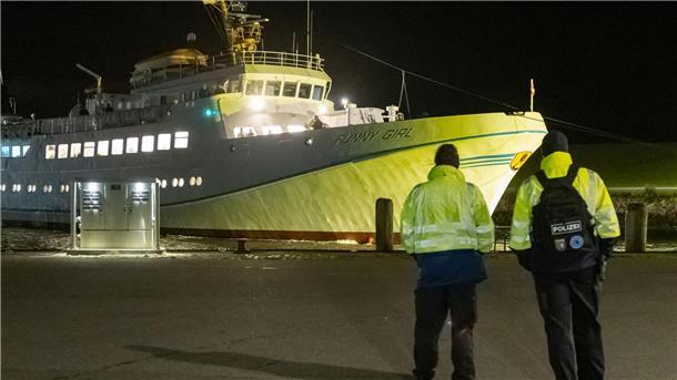 Nach Stromausfall: Manövrierunfähige Helgolandfähre zum Festland geschleppt Wegen Stromausfall konnte das Schiff nicht mehr fahren.
