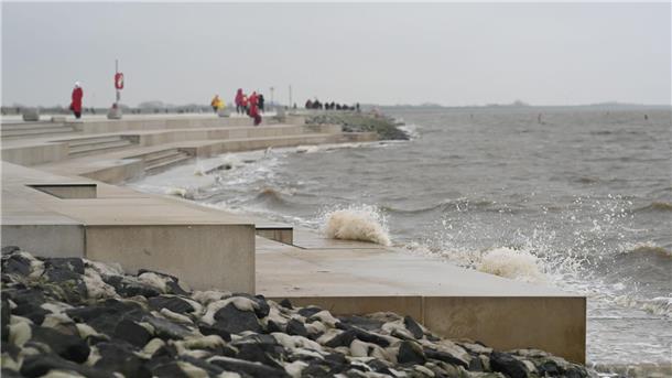 Alljährliches Anbaden fällt vielerorts ins Wasser Wegen Sturmwarnungen wurde das Anbaden in Norddeich abgesagt.