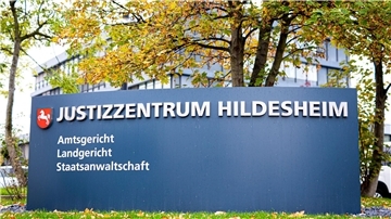 Wegen Urkundenfälschung ist eine frühere Pflegeheim-Mitarbeiterin zu einer Geldstrafe verurteilt worden.