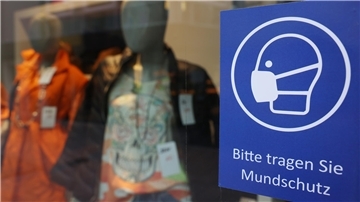 Während der Corona-Pandemie verwiesen Schilder in den Geschäften auf die Maskenpflicht. 