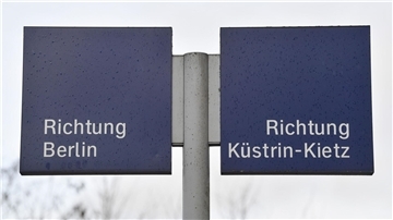 Wegweiser am Bahnhof in Trebnitz im LandkreisMärkisch-Oderland.