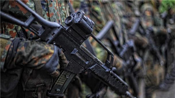 Marineinspekteur findet Wehrpflicht-Debatte nicht abwegig  Wehrpflichtige in der Grundausbildung auf einem Truppenübungsplatz.