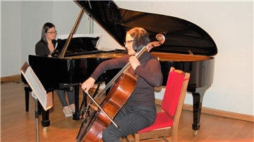 Wei Oiu-Bohling spielt am Konzertflügel und Gudrun Füllkrug spielt Cello beim Adventskonzert in der Burg zu Hagen