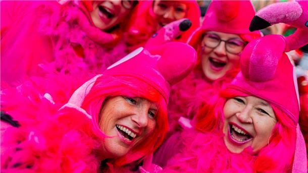 Karneval - Narren drehen nach Corona wieder auf Weiberfastnacht in Köln ganz in Pink.