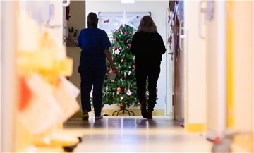 Zwei Krankenpfleger im Krankenhaus mit einem Weihnachtsbaum