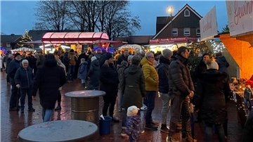 Weihnachtlich gestaltete Stände, funkelnder Lichterschmuck und stimmungsvolle Musik sollen auf dem Dorfplatz am 7. und 8. Dezember wieder für eine besondere Atmosphäre sorgen. Auch im Gnarrenburger Bürgerhaus ist für vorweihnachtliche Stimmung gesorgt.