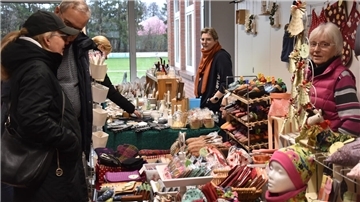 Das Foto zeigt einen Stand mit Deko-Artikeln. 