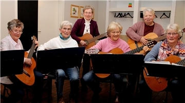 Weihnachtliche Klänge von der Gitarrengruppe der Selsinger Landfrauen: Margret Kraenke, Irma Pape, Marianne Hastedt, Marlies Wagenlöhner, Margret Müller und Inge Martens (von links).