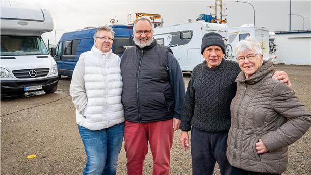 Weihnachtliches Camping im Fischereihafen mit Angelika und Peter Stier, Herbert und Karin Müller (von links).
