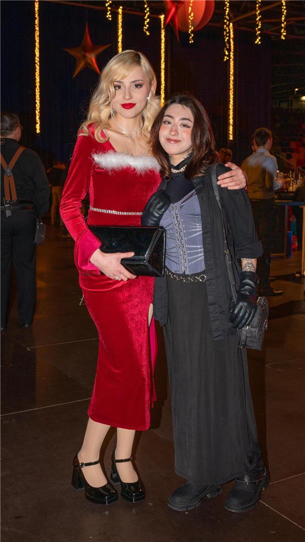 Weihnachtliches Outfit: Ayleen Buschhardt und Dagmar Santana (rechts). 