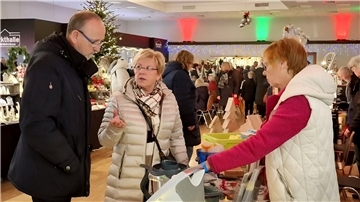 Weihnachtsausstellung in einer Markthalle