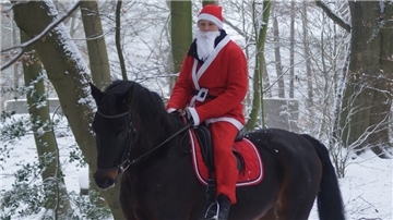 Weihnachtsmann auf dem Pferd