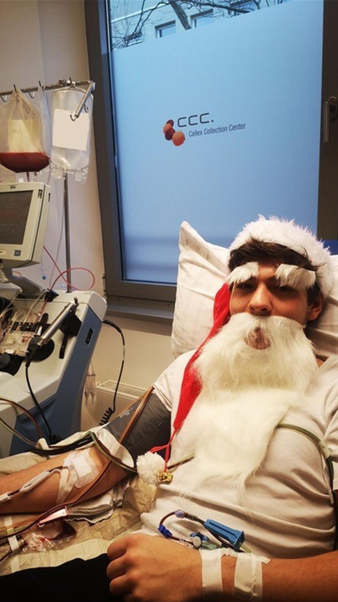 Mann mit Weihnachtsmannkostüm im Krankenbett