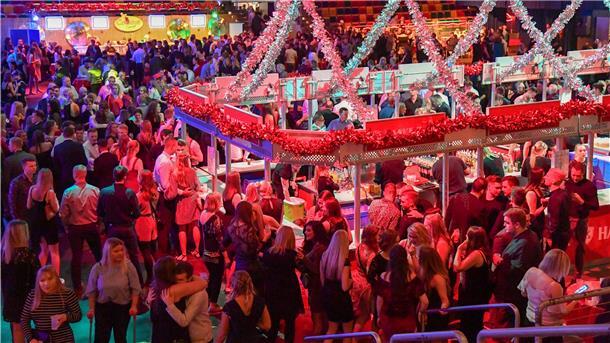 Weihnachtszauber in der Stadthalle: Für viele Menschen ist die Feier der Höhepunkt des Jahres. Doch gilt das auch in Corona-Zeiten?