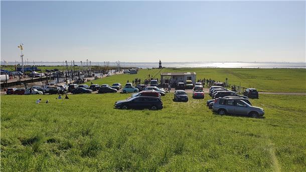 Autos parken illegalerweise auf dem Wremer Deich.