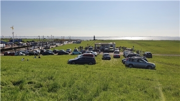 Autos parken illegalerweise auf dem Wremer Deich.