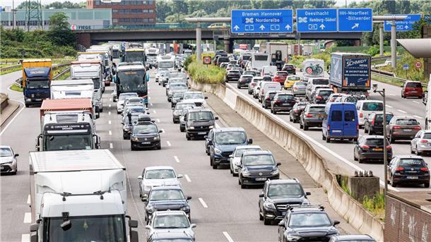 Elbtunnel und A1 dicht - Viel Verkehr in und um Hamburg Weil der Elbtunnel Richtung Süden für 55 Stunden gesperrt ist, fahren viele über die A1. Die ist entsprechend voll.
