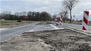 Weil der Radweg zu tief gebaut wurde, weisen die Bushaltestellen ein zu großes Gefälle auf. Auch hier soll nachgebessert werden.