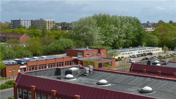 Weil derzeit Mitarbeiter in Containern arbeiten müssen, soll ein Anbau für das Kreishaus in Cuxhaven her. Schüler der BBS bringen ihre Ideen ein.