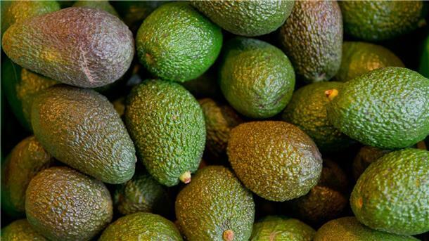 Umstrittene Superfrucht - Avocado-Boom in Deutschland Weil die Avocado ein warmes Klima braucht, legt sie oft Tausende Kilometer zurück, bevor sie im Einkaufskorb von deutschen Verbrauchern landet.