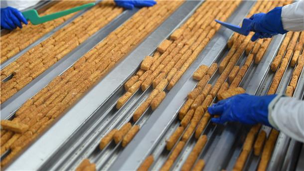 Weil die Deutschen in der Krise Tiefgekühltes kaufen, hat Frosta die Produktion hochgefahren. Gefragt sind vor allem Fischstäbchen.