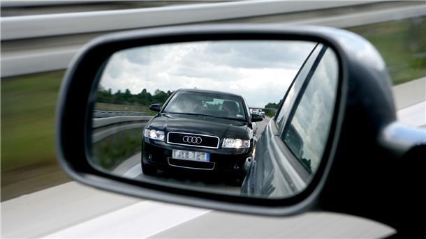 Weil ein nachfolgender Autofahrer gedrängelt hat (Symbolbild), hat der Fahrer eines Volvos die Kontrolle über sein Fahrzeug verloren und auf der A1 einen Unfall gebaut.
