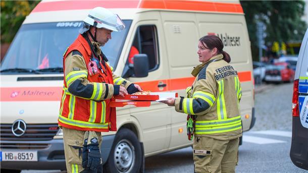 Entwarnung nach Bombendrohung gegen Klinik in Bremerhaven Weil ein Pizzalieferant die Bestellung wegen des Einsatzes nicht zustellen konnte, schenkte er die Pizza den Einsatzkräften.