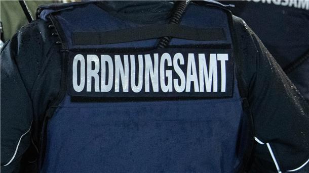 Ein Schild mit der Aufschrift Ordnungsamt ist zu sehen.