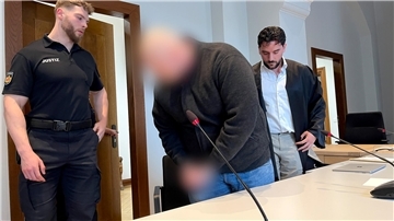 Mann wird in den Gerichtssaal geführt.