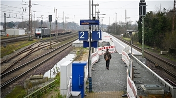 Weil es bei der Bauplanung für die Anpassung der Zugangstreppe und dem Neubau des geplanten Aufzuges Verzögerungen gab, verschiebt sich die Fertigstellung des Bahnsteigs in den Sommer.