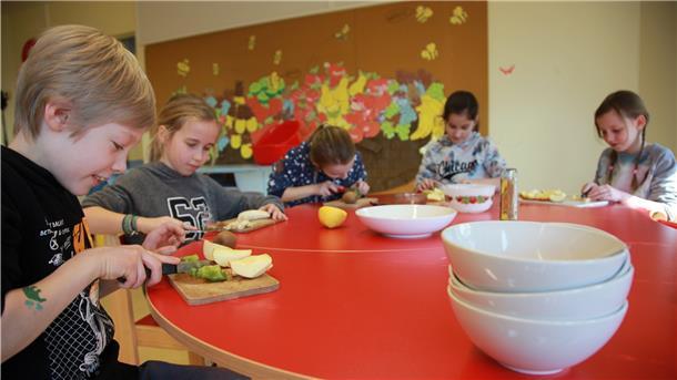 "Weil es lecker schmeckt": Für Matteo (8, von links), Hanna (8), Mara (9), Mia (9) und Emily (9) von der Midlumer Grundschule gehört gesunde Ernährung zum Lehrplan.