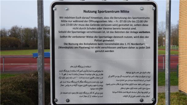 Weil Jugendliche beziehungsweise junge Erwachsene das Stadion zu unrechtmäßigen Zeiten betraten und das Gelände nicht ordnungsgemäß nutzten, wurden Hinweisschilder zu Öffnungszeiten installiert.