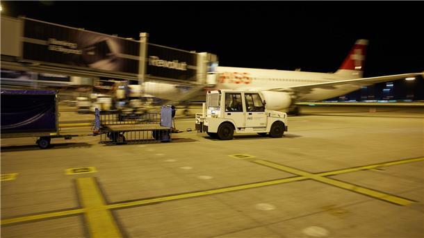 Weil nachts am Flughafen in der Stadt Berlin keine Flugzeuge fliegen, können Arbeiten erledigt werden.