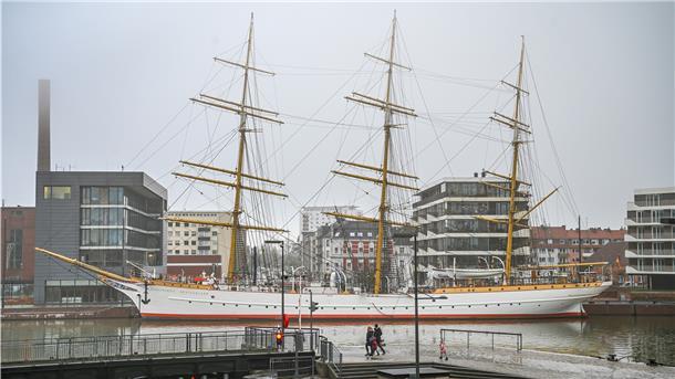 Die "Schulschiff Deutschland" im Neuen Hafen von Bremerhaven.
