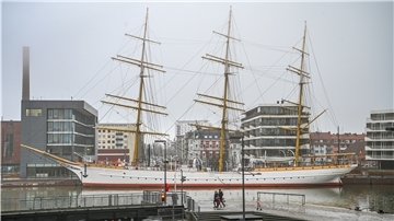 Die "Schulschiff Deutschland" im Neuen Hafen von Bremerhaven.