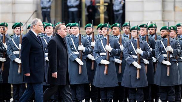 Weil: Besser „verteidigungsfähig“ als „kriegstüchtig“ Weil und Pistorius beim feierlichen Gelöbnis der Bundeswehr in Hannover: Die beiden sind befreundet. (Archivbild)