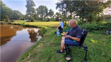 Weil’s gemeinsam mehr Spaß macht: Ewald Skebe (rechts) und Kai Bunke beim Angeln an Eibs Teich, dem vereinseigenen Gewässer des ASV Nordholz.