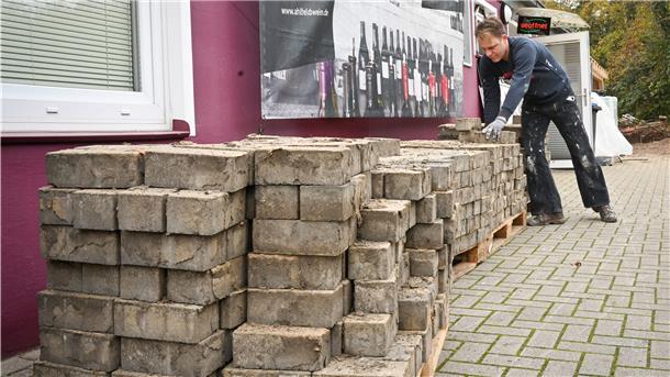 Weinhändler Jan Ahlfeld muss derzeit kräftig mit anpacken. Er will seine Verkaufsfläche am Langener Standort vergrößern, um unabhängiger von Veranstaltungen zu werden.