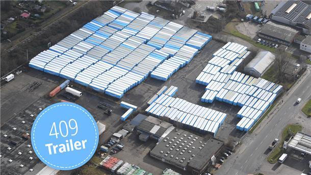 Weiß-blauer Massenauftrieb: Gegenüber der Elan-Tankstelle (unten rechts) im Fischereihafen in Bremerhaven hat Amazon über 400 seiner Koffer-Auflieger abgestellt.
