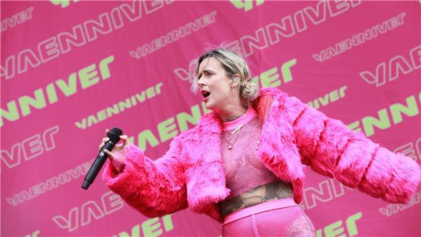 Deichbrand 2023: Magische Momente auf und vor den BÜHNEN (Fotos) Weiß sich in Szene zu setzen: Deutschrockerin Yaenniver alias Jennifer Weist.