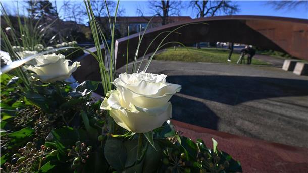 „Kein Tag wie jeder andere“ - Winnenden gedenkt Opfern Weiße Rosen stehen an der Gedenkstätte „Gebrochener Ring“ einer Schule in Winnenden. Damit wird den 16 Toten des Amoklaufs gedacht.