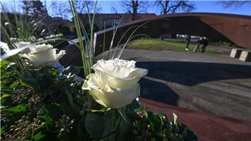 Weiße Rosen stehen an der Gedenkstätte „Gebrochener Ring“ einer Schule in Winnenden. Damit wird den 16 Toten des Amoklaufs gedacht.