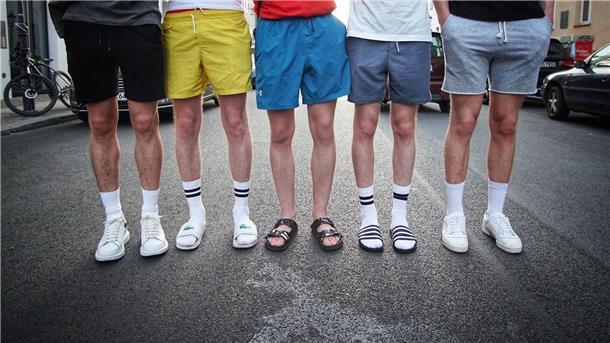 Comeback der weißen Socken Weiße Socken sind angesagt - zur Shorts werden sie gut sichtbar hochgezogen