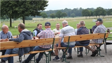 Weite und viel Grün dort, wo sonst Aussteller ihre Stände aufbauen, Zelte stehen und sich Tausende Besucher durch enge Messe-Schluchten schlängeln. Einige Landwirte feiern trotzdem: Gut gelaunt, mit Bier, Frikadellen und der Vorfreude darauf, dass ihre Tarmstedter Ausstellung kommendes Jahr wieder real stattfinden wird.