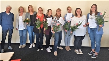 Weiterbildung abgeschlossen (von links): Hans Hasselder (Landesverband Systemische Gesellschaft), Ilka Albers, Kerstin Münch (beide Dozentinnen), Carla Fickers, Ulrike Ahlers-Laufer, Uta Schierloh, Inga Bremermann, Imke Ostendorf und Georgina von Glahn (alle Absolventinnen). Auf dem Foto fehlt Teilnehmerin Christiane Holz.