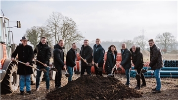 Weitere Grundstücke im Baugebiet „Hof Eckhoff“ werden erschlossen: Vertreter der Stadt Geestland und der beteiligten Firmen beim symbolischen Spatenstich auf dem Gelände in Bad Bederkesa.