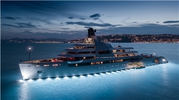 Megayacht "Solaris" liegt vor der Küste von Antibes. 