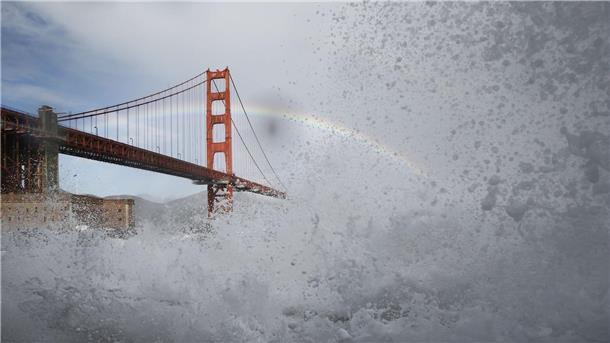 „Gefährliche Monsterwellen“ wüten vor kalifornischer Küste Wellen brechen über das Geländer am Fort Point in San Francisco.